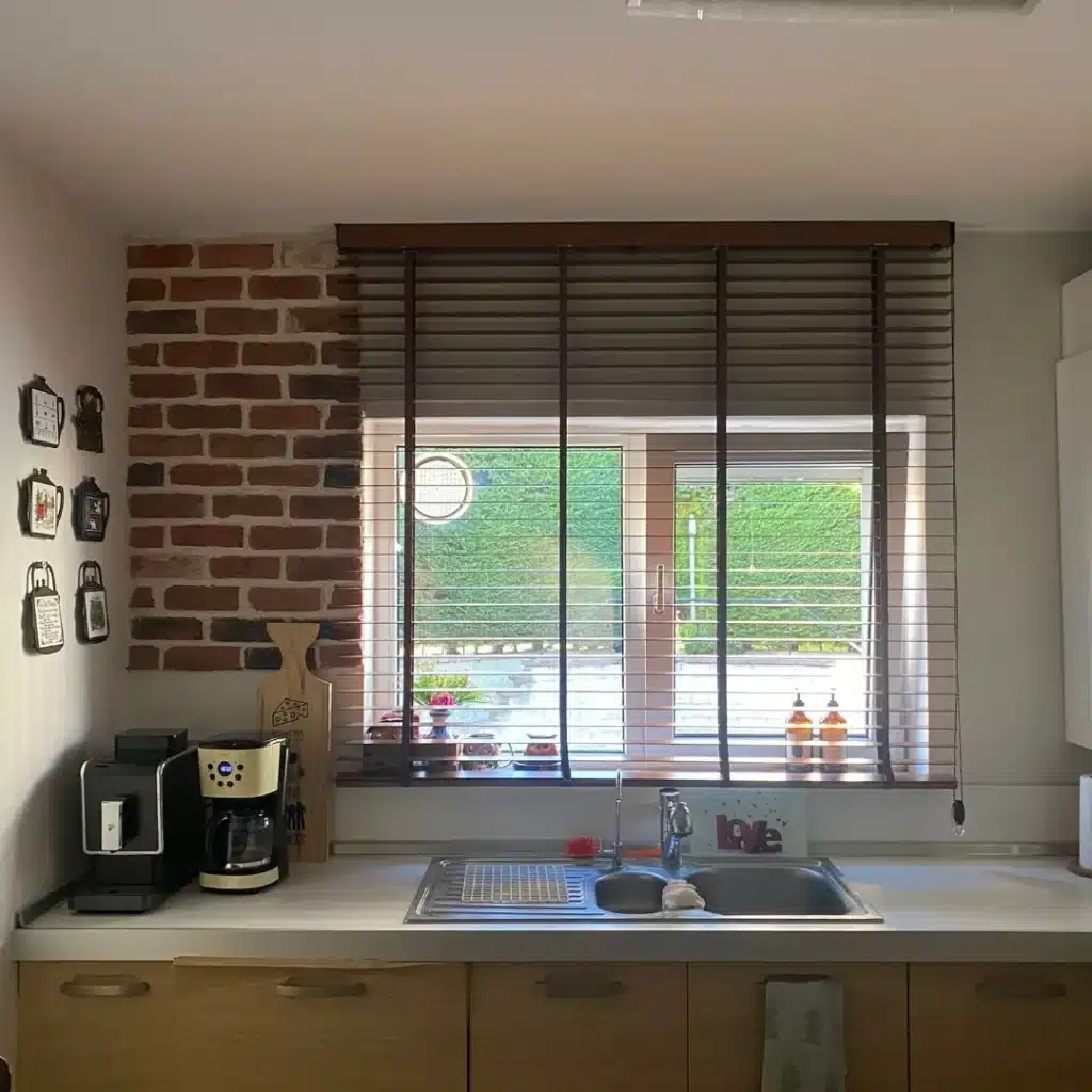 villa mutfağında ahşap jaluzi